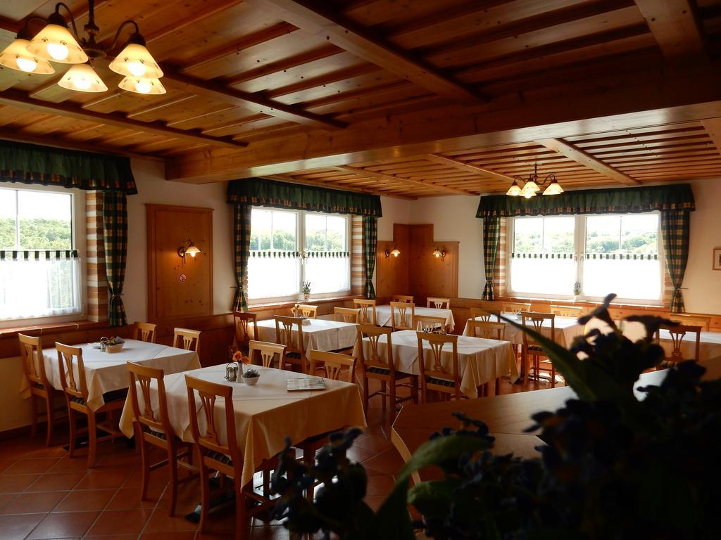 Pension Rudi - Weingut Kellner Hotel Pulkau ภายนอก รูปภาพ