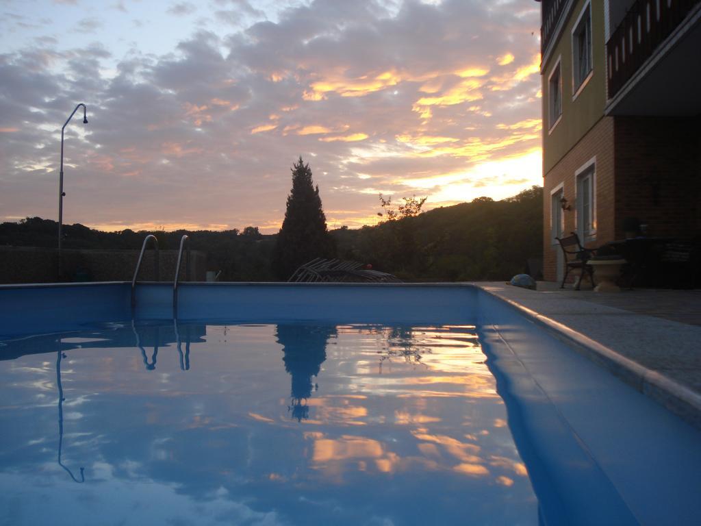 Pension Rudi - Weingut Kellner Hotel Pulkau ภายนอก รูปภาพ