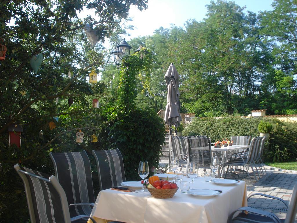 Pension Rudi - Weingut Kellner Hotel Pulkau ภายนอก รูปภาพ