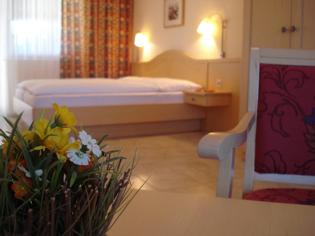 Pension Rudi - Weingut Kellner Hotel Pulkau ภายนอก รูปภาพ