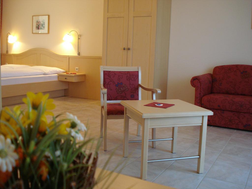 Pension Rudi - Weingut Kellner Hotel Pulkau ภายนอก รูปภาพ