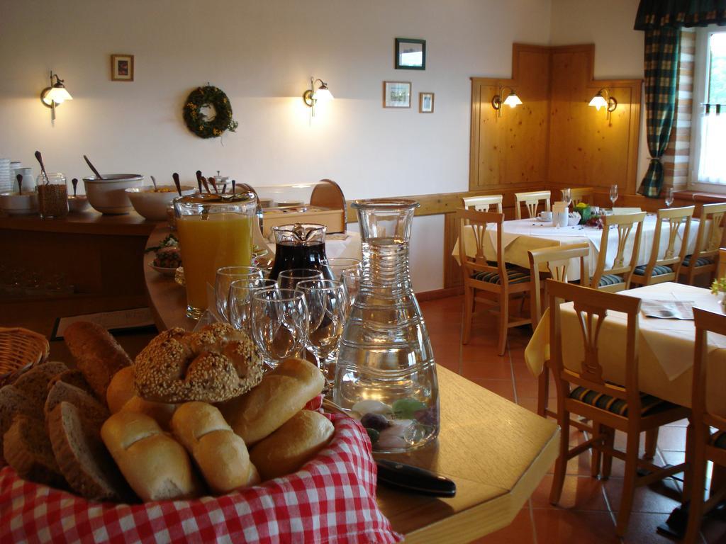 Pension Rudi - Weingut Kellner Hotel Pulkau ภายนอก รูปภาพ